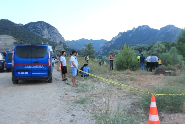 Sakarya Nehri'ne Devrilen Otomobilde Aynı Aileden 3 Kişi Feci Şekilde Can Verdi