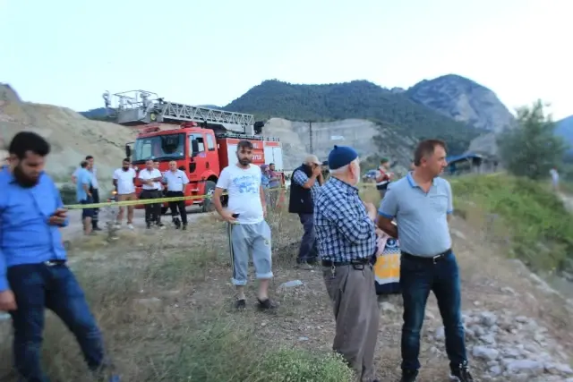 Sakarya Nehri'ne Devrilen Otomobilde Aynı Aileden 3 Kişi Feci Şekilde Can Verdi