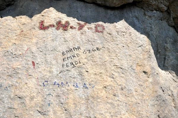 Asırlık Kuşyakası Yol Anıtı'na Sevgili Çiftler Renkli Kalemlerle İsimlerini Yazdı
