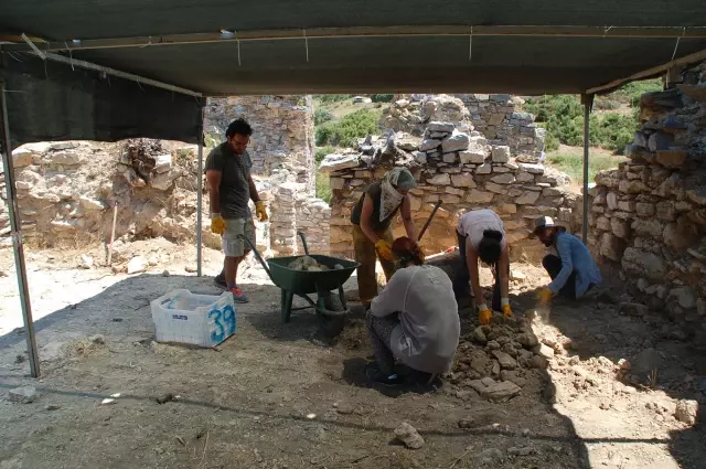 Antalya'da Marka Tarihine Işık Tutacak 2 Bin Yıl Öncesine Ait Çömlekler Bulundu