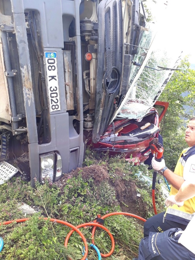 Kum Yüklü Kamyon, Otomobil İle Çarpıştı: 3 Ölü, 3 Yaralı