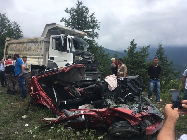 Kum Yüklü Kamyon, Otomobil İle Çarpıştı: 3 Ölü, 3 Yaralı