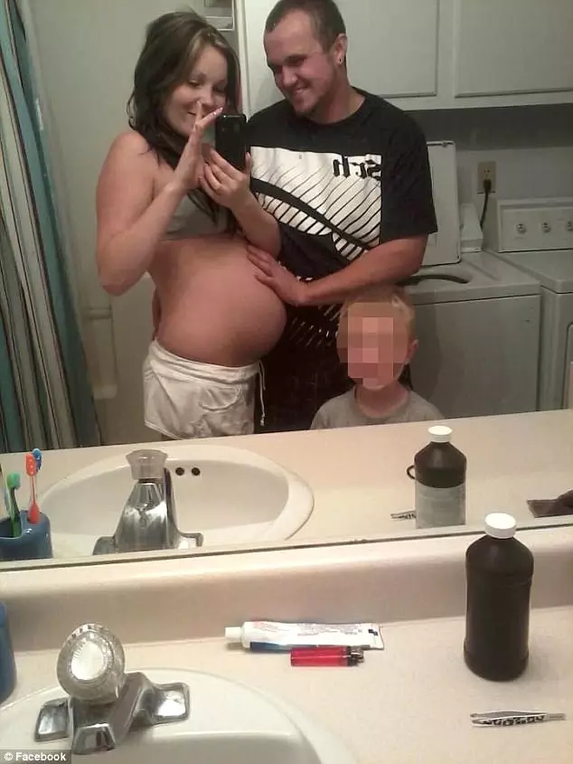 Eroin Bağımlısı Çift, Bağımlı Olarak Doğan Bebeklerine Eroin Verdikleri İçin Tutuklandı