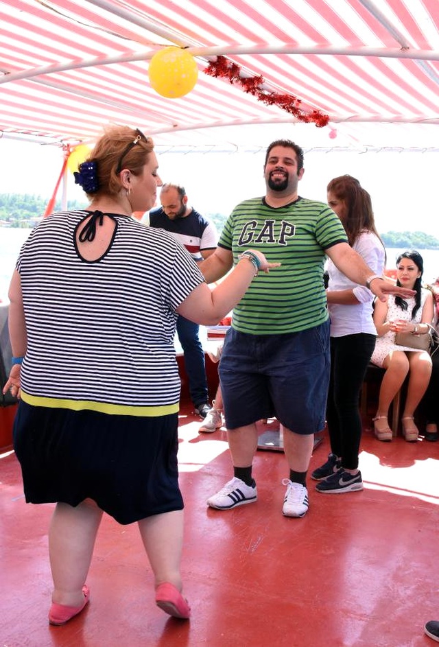 Bodrum Değil Van! İranlı Turistler Gündüz Tekne Partisinde, Gece Bar Diskoda
