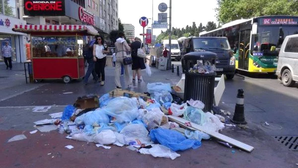 Şişli'de Temizlik İşçileri İş Bıraktı, Sokaklar Çöpten Geçilmiyor