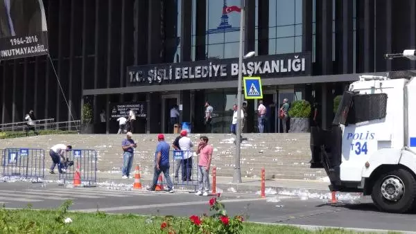 Şişli'de Temizlik İşçileri İş Bıraktı, Sokaklar Çöpten Geçilmiyor