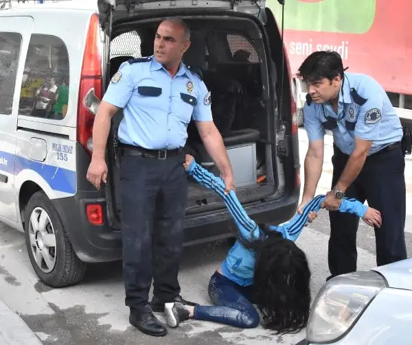 'Drift' Yaparken Kaza Yapan Genç Kız, Sinir Krizi Geçirip Aracını Yaktı!