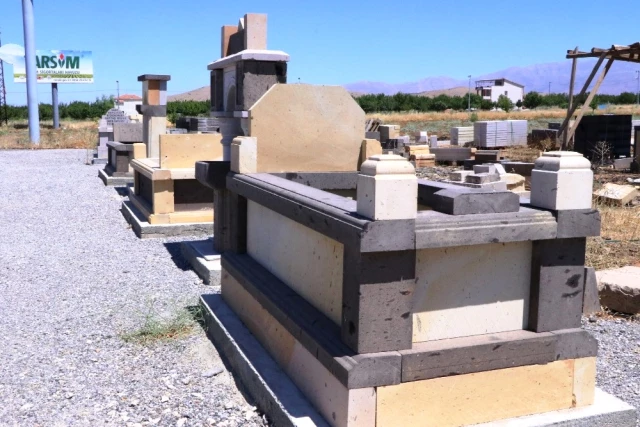 Tarihi Camilerle Aynı Taştan Yapılan Lüks Mezarların Bedeli 50 Bin TL