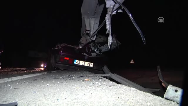 Bariyerlere Çarpan Otomobilden Geriye Demir Yığını Kaldı: 3 Ölü, 1 Yaralı