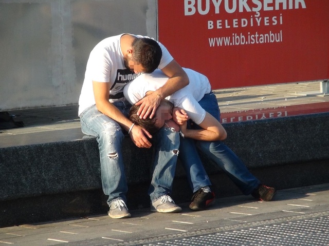 Taksim'de Bonzai Kullanan Genç Yol Kenarında Kendinden Geçti