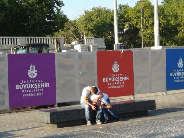 Taksim'de Bonzai Kullanan Genç Yol Kenarında Kendinden Geçti