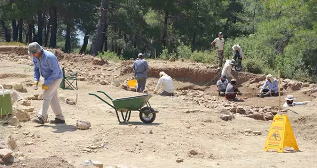 Nif Dağı'ndaki Altın Söylentisine İnanan Defineciler Kazı Alanını Talan Etti