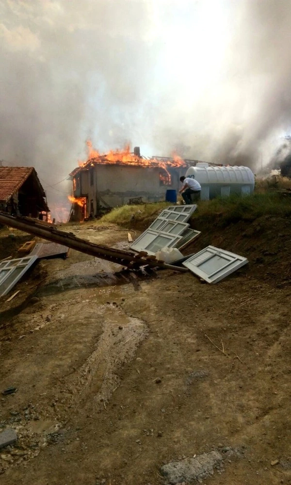 Bir Evde Çıkan Yangın 30 Haneyi Yok Etti