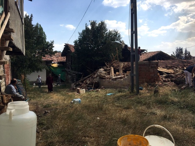 Bir Evde Çıkan Yangın 30 Haneyi Yok Etti