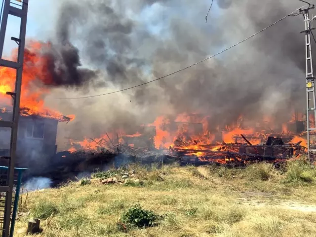 Bir Evde Çıkan Yangın 30 Haneyi Yok Etti