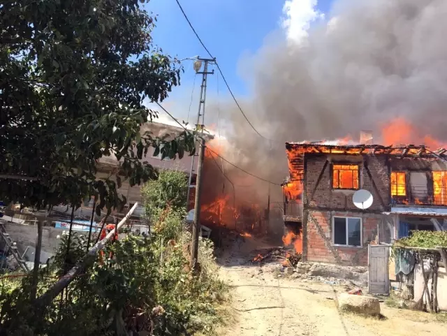 Bir Evde Çıkan Yangın 30 Haneyi Yok Etti