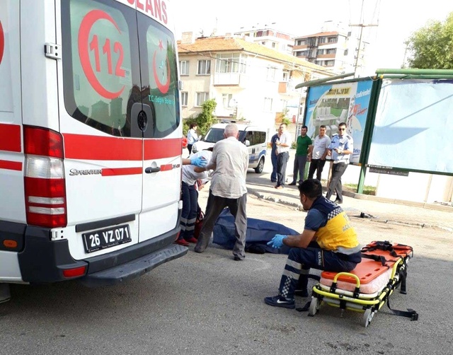 Yolun Karşısına Geçmek İsteyen Yaşlı Kadına Otomobil Çarptı: 1 Ölü