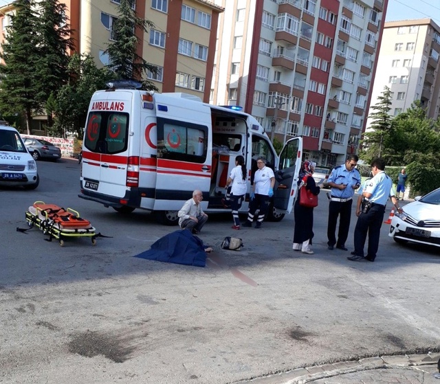 Yolun Karşısına Geçmek İsteyen Yaşlı Kadına Otomobil Çarptı: 1 Ölü