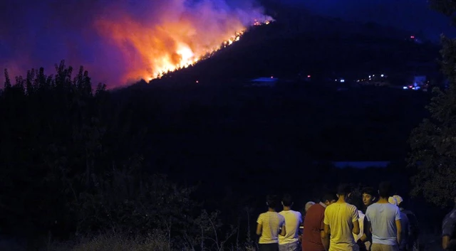 İzmir'deki Orman Yangını Hız Kesmeden İlerliyor! İki Bin Kişi Tahliye Edildi