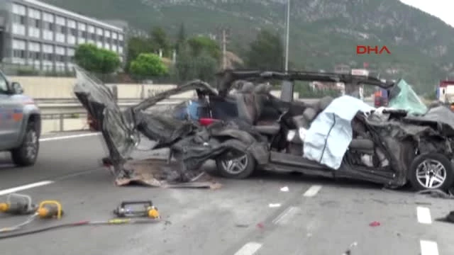 Uyuyan Minibüs Şoförü TIR'a Arkadan Çarptı: 3 Ölü, 2 Yaralı
