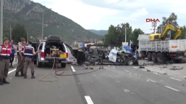 Uyuyan Minibüs Şoförü TIR'a Arkadan Çarptı: 3 Ölü, 2 Yaralı