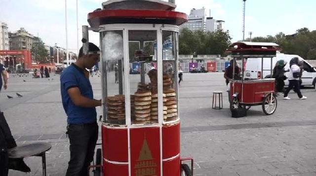 Ekmek Teknesini Afetten Korumaya Çalışan Simitçi: Vücudum Çok Acıyordu