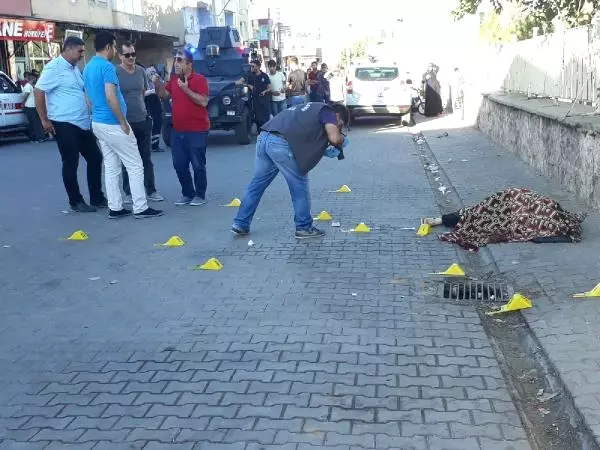 Kızını ve Boşanmak İsteyen Eşini Sokak Ortasında İnfaz Etti