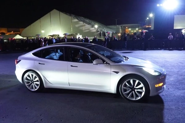 İlk Tesla Model 3'ler Teslim Edildi!