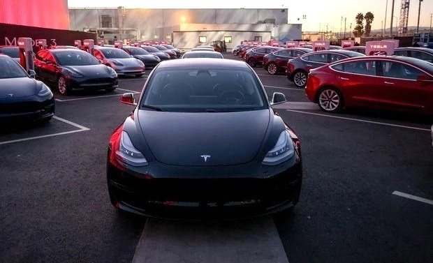 İlk Tesla Model 3'ler Teslim Edildi!