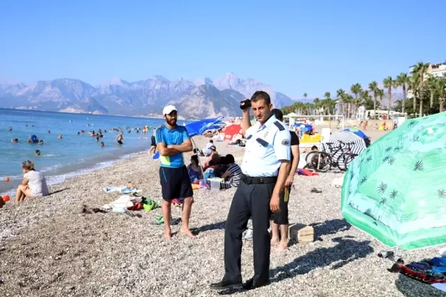 Otomobilde Kilitli Kaldı, Polis Araç Sahibini Plajda Megafonla Aradı