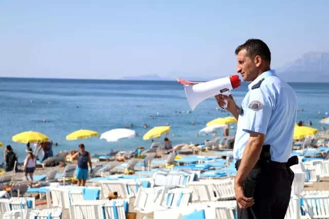 Otomobilde Kilitli Kaldı, Polis Araç Sahibini Plajda Megafonla Aradı