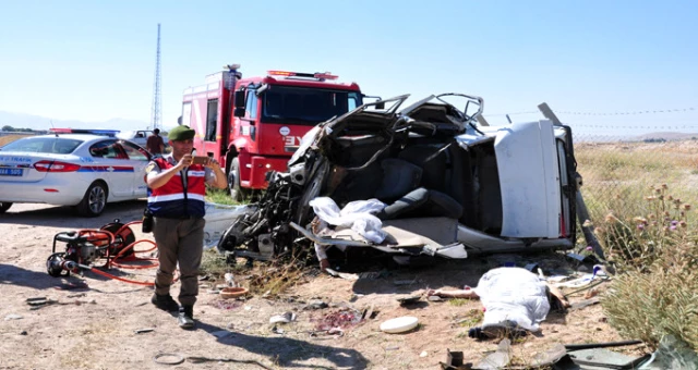 Taziyeden Dönen Otomobil, Başka Bir Otomobile Çarptı: 4 Ölü, 3 Yaralı