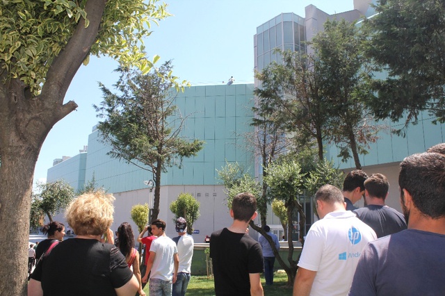 İstanbul'un İntihar Girişimcisi Şovmeni, Bu Sefer Şişli'de AVM'nin Çatısına Çıktı