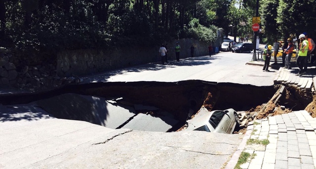 Çamlıca'da Yol Çöktü! Bir Araç Çöken Yolun İçine Düştü