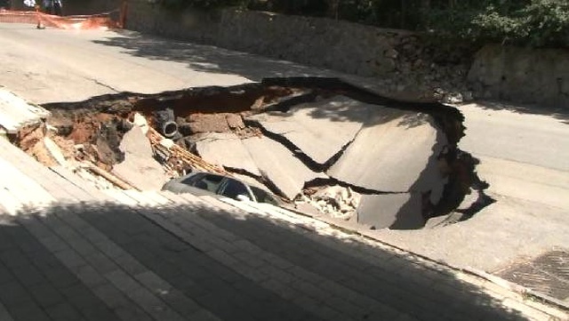 Çamlıca'da Yol Çöktü! Bir Araç Çöken Yolun İçine Düştü