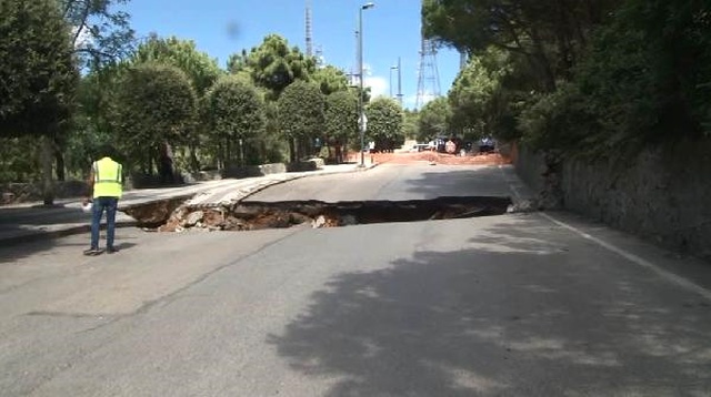 Çamlıca'da Yol Çöktü! Bir Araç Çöken Yolun İçine Düştü
