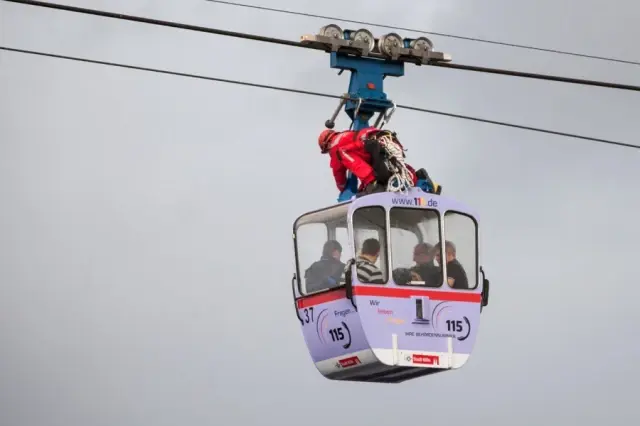 Teleferikte Mahsur Kalan 100 Kişi İçin Kurtarma Operasyonu