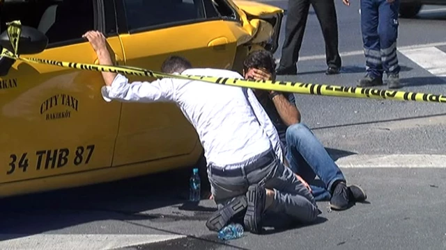 TEM Otoyolunda Ticari Taksi Motosiklete Çarptı: 1 Ölü, 1 Yaralı