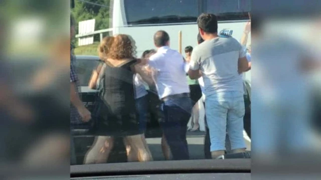 Düğün Konvoyunda Yol Verme Kavgası! Sürücüler Birbirine Girdi, Tekmeler Havada Uçuştu