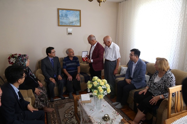 Güney Kore Heyeti, Ziyaret Ettikleri Kore Gazilerinin Önünde Eğildi