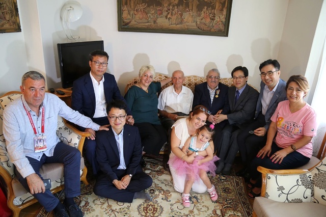 Güney Kore Heyeti, Ziyaret Ettikleri Kore Gazilerinin Önünde Eğildi