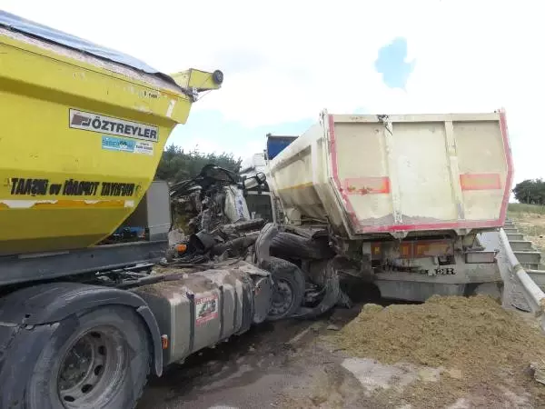 3 Hafriyat Kamyonu Birbirine Girdi, Ortalık Savaş Alanına Döndü