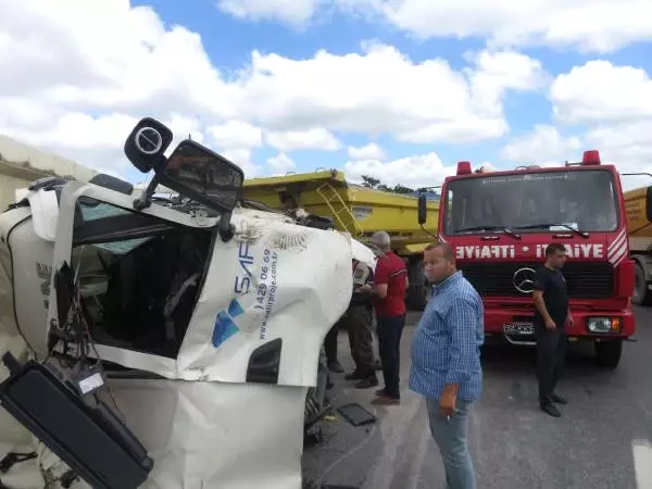 3 Hafriyat Kamyonu Birbirine Girdi, Ortalık Savaş Alanına Döndü