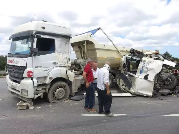 3 Hafriyat Kamyonu Birbirine Girdi, Ortalık Savaş Alanına Döndü