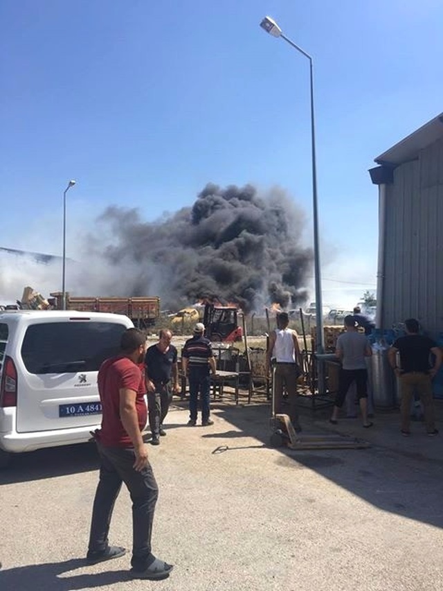 Sanayi Sitesinde Onlarca Araç Cayır Cayır Yandı! Dumanlar Göğe Yükseldi