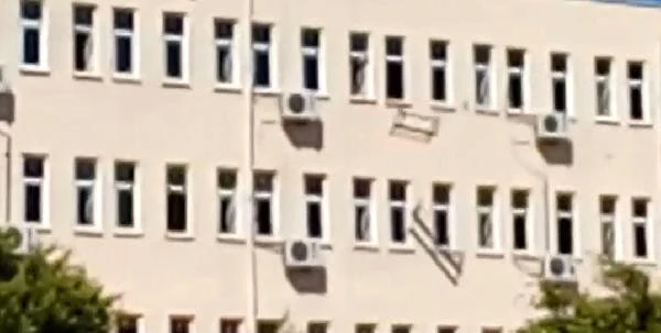 Liseden Tepki Çeken Görüntü! Boşaltılan Okulun Sıraları Pencereden Atıldı