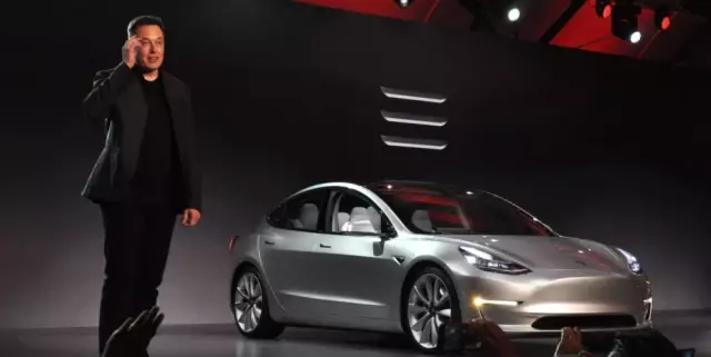 Elon Musk: Model 3'ü Satmamaya Çalışıyoruz!