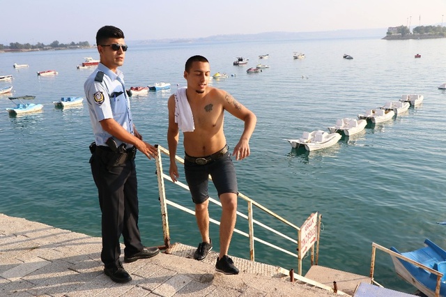Çaldıkları Deniz Bisikleti İle Gölde Mahsur Kalınca Polisi Aradılar