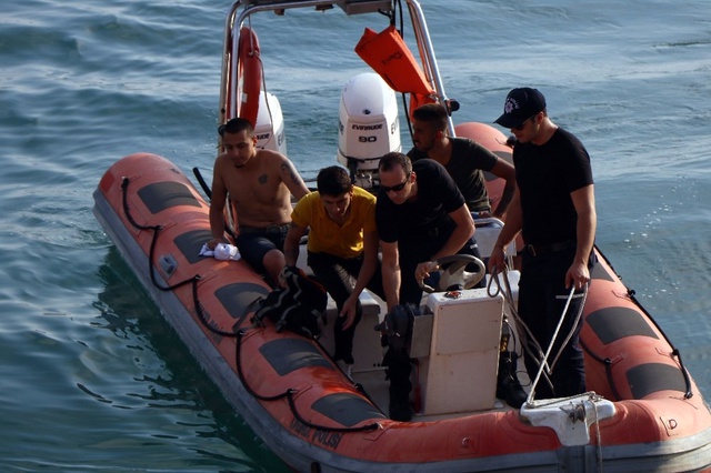 Çaldıkları Deniz Bisikleti İle Gölde Mahsur Kalınca Polisi Aradılar