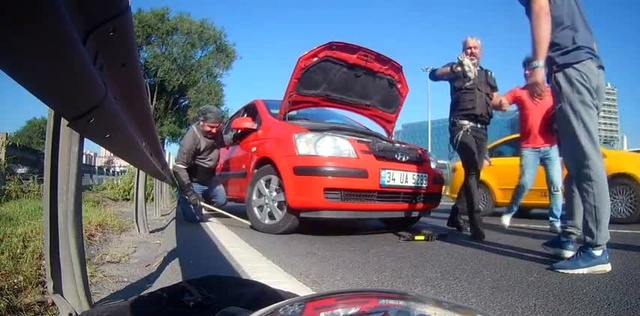 Otomobilin Motoruna Sıkışan Kedi, E-5 Trafiğini Birbirine Kattı